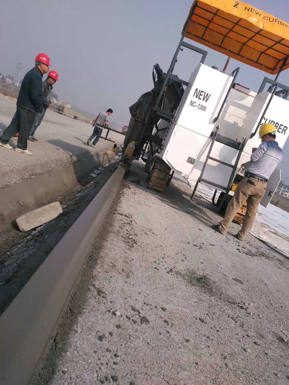 新路緣NC1300混凝土路緣石滑模機強大的背后不但是產品技術，還有完善的售后服務